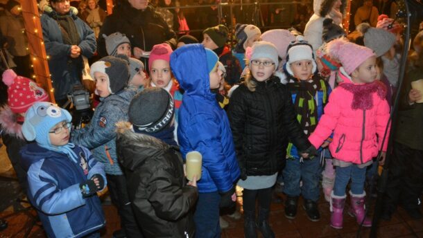 Műsorral gyújtották meg az 3. adventi gyertyát