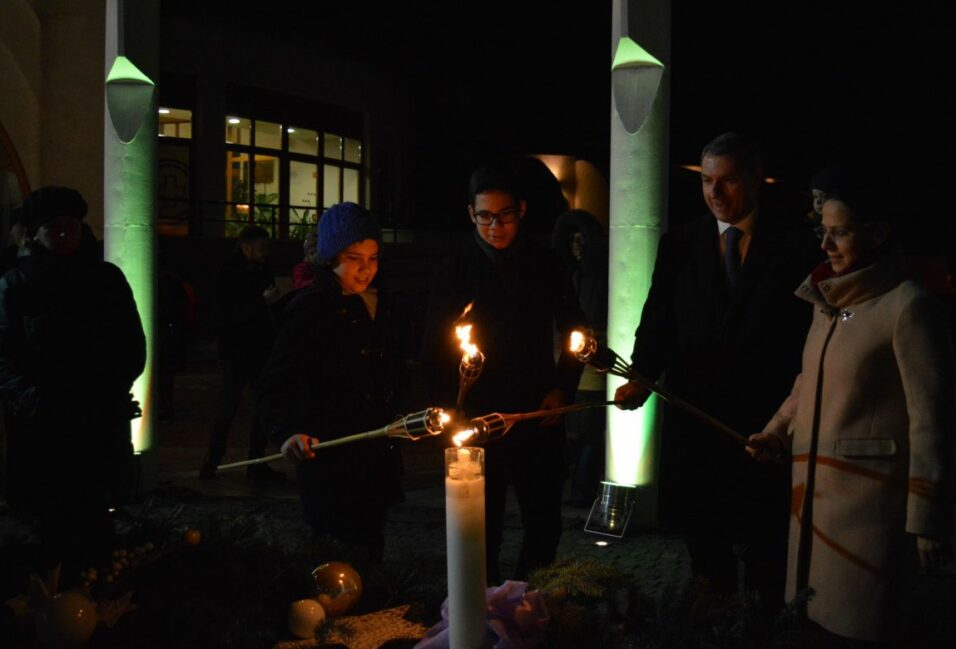 Lázár János és családja gyújtotta meg a negyedik adventi gyertyát