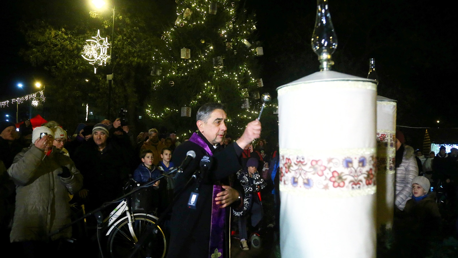 Meggyújtották az első adventi gyertyát a Kossuth téren 12