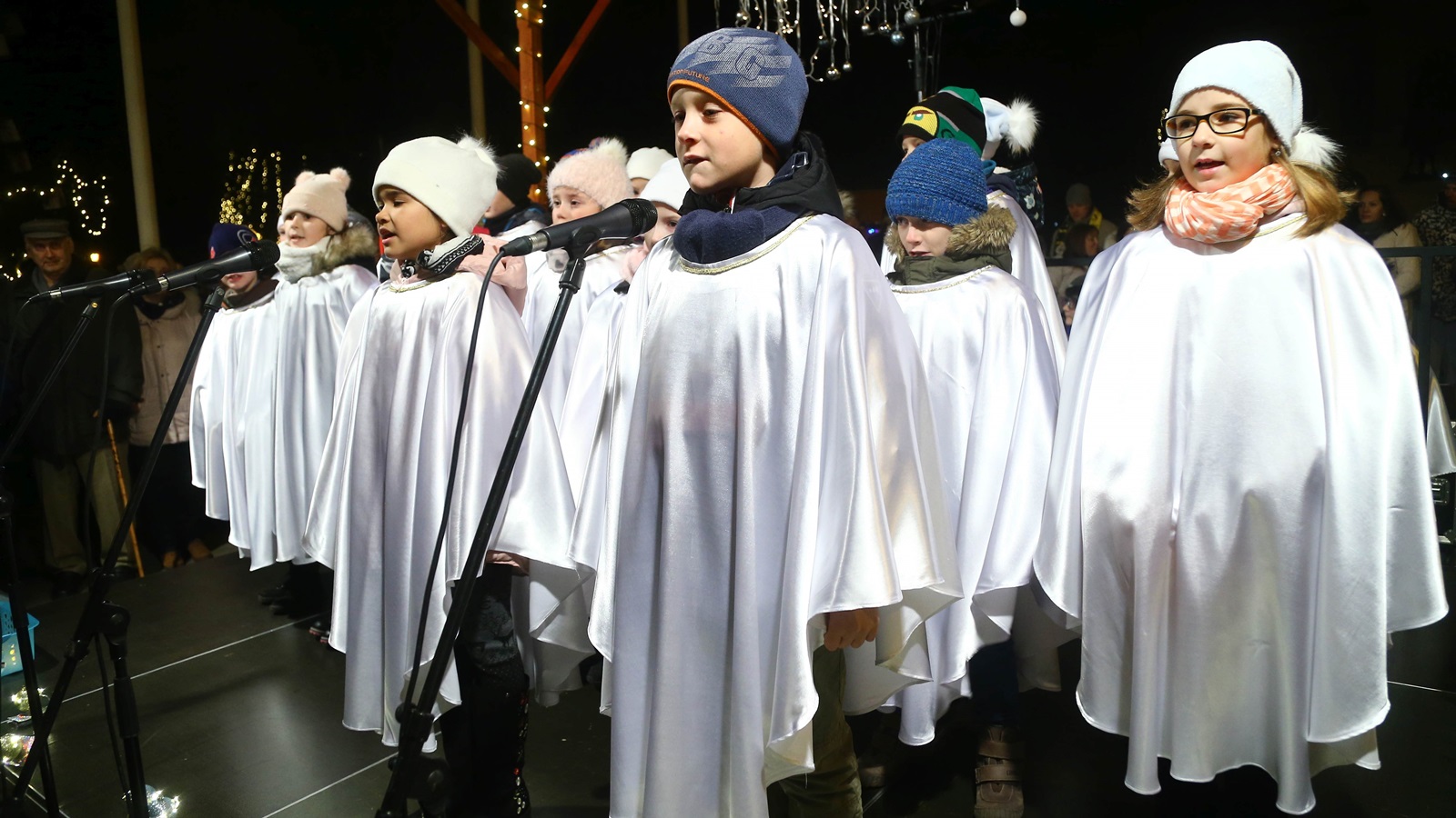 Meggyújtották az első adventi gyertyát a Kossuth téren 19