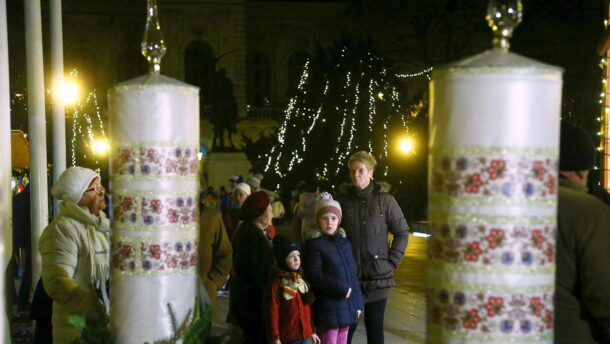 Meggyújtották az első adventi gyertyát a Kossuth téren