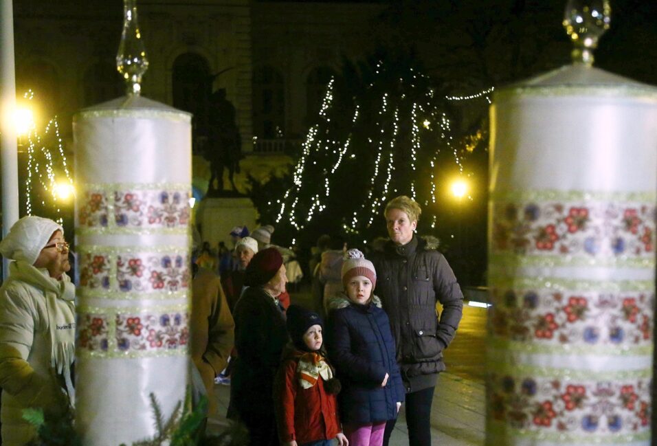 Meggyújtották az első adventi gyertyát a Kossuth téren