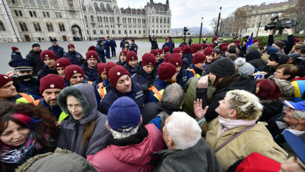 Párszáz anarchista rátámadt a rendőrökre Budapesten