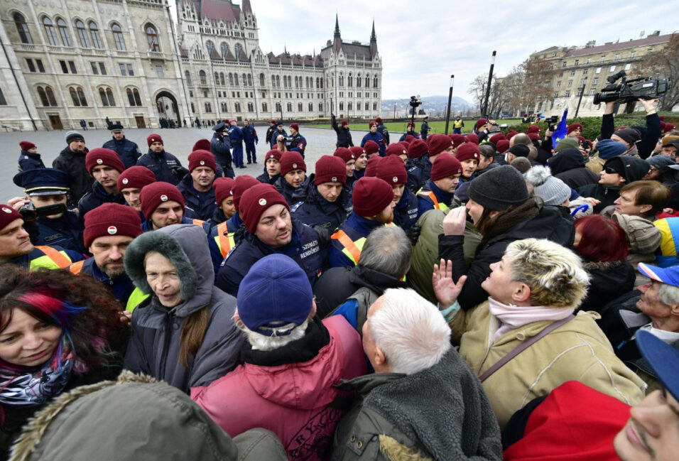 Párszáz anarchista rátámadt a rendőrökre Budapesten