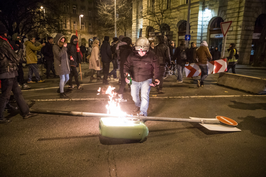 Soros provokátorai nem akarnak mást, csak rongálni