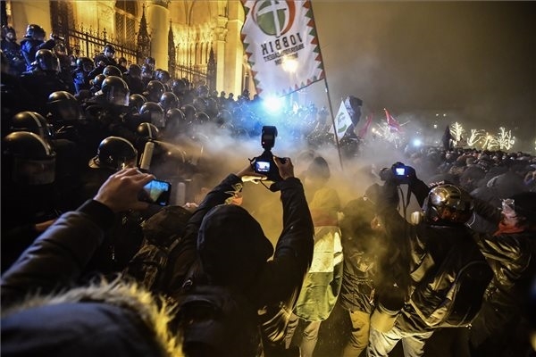 Századvég: az emberek 83 százaléka elutasítja az utcai erőszakot