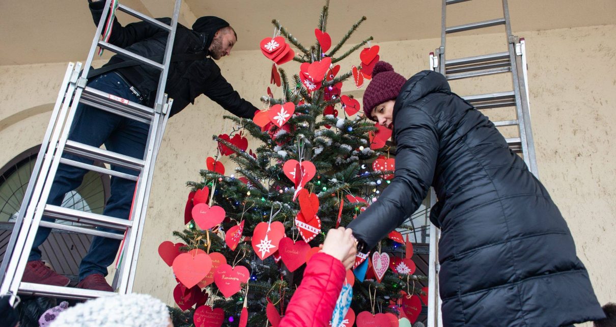 A nő, aki inkább kerüli a rózsaszín és a lila fenyőt – Juhász Tünde az igazi karácsonyi hagyományok híve