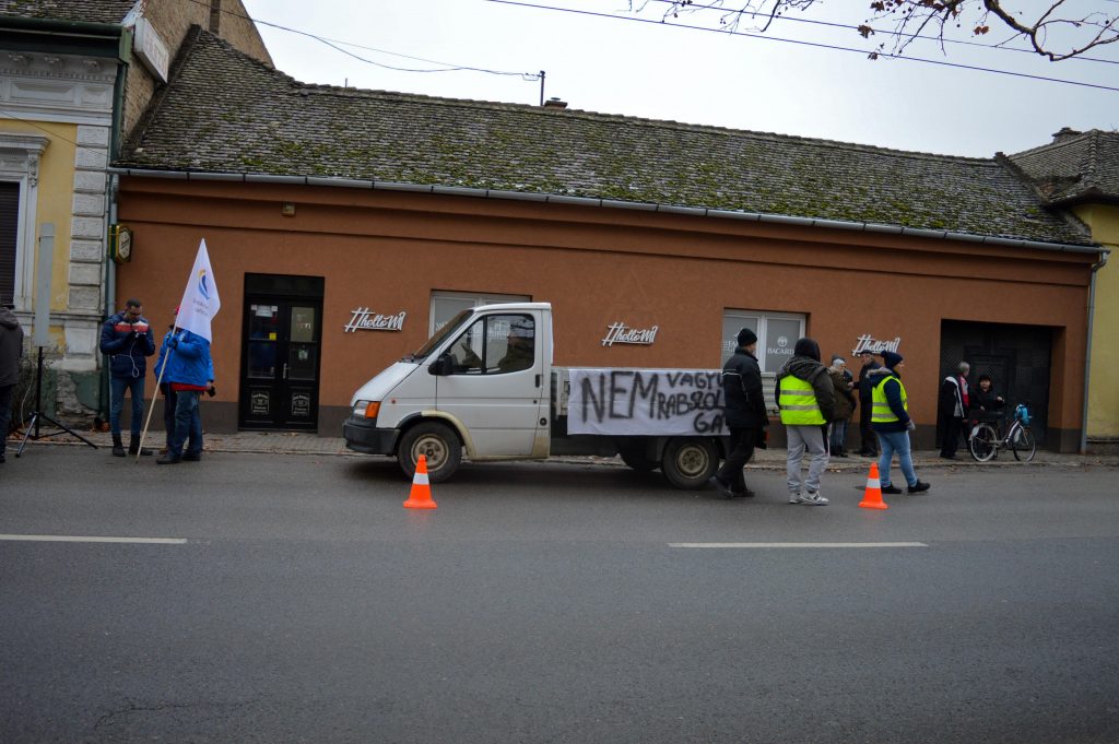 A forgalomlassítás a demonstrációk guminője 1