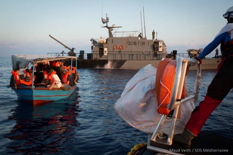 Dzsihadistákat csempésztek a migránsok között Európába