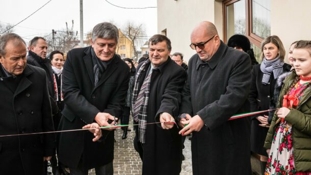 Grezsa István anyaországi kormányzati támogatással épült Magyar Házat adott át Nagydobronyban 1