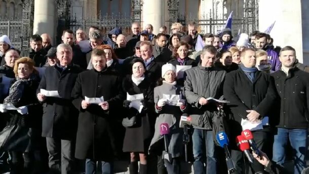 Jegyezzük meg ezt a napot: egymás mellett tett hitet Gyurcsány és a Jobbik