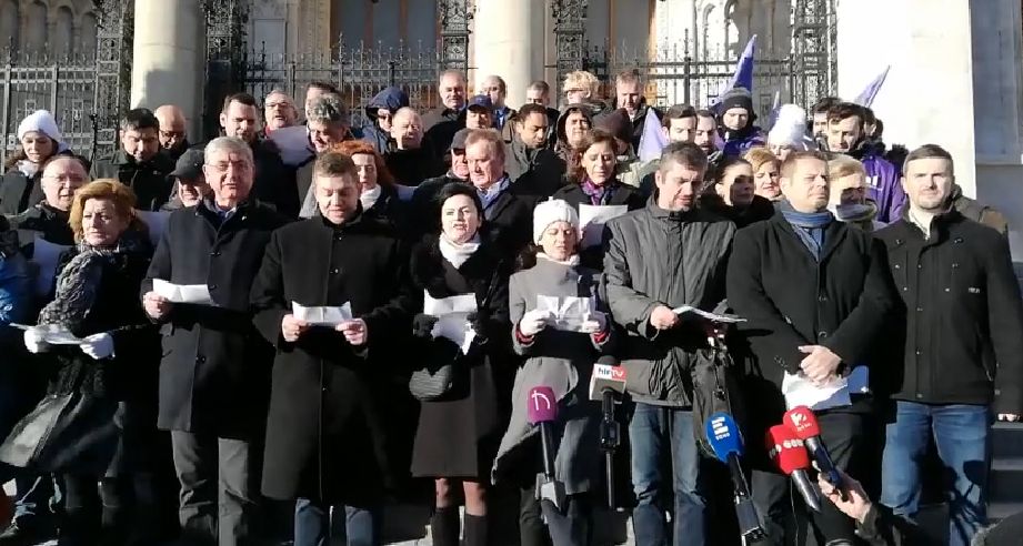 Jegyezzük meg ezt a napot: egymás mellett tett hitet Gyurcsány és a Jobbik