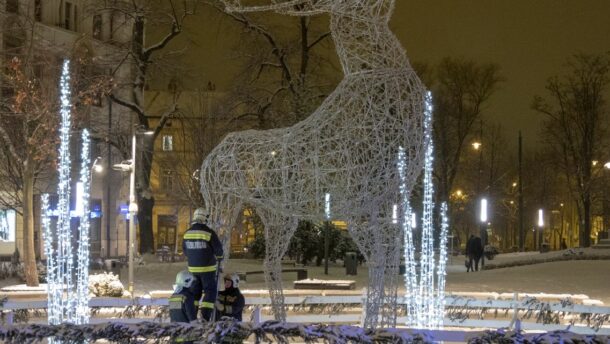 Kigyulladt a Dugonics téri fényszarvas Szegeden