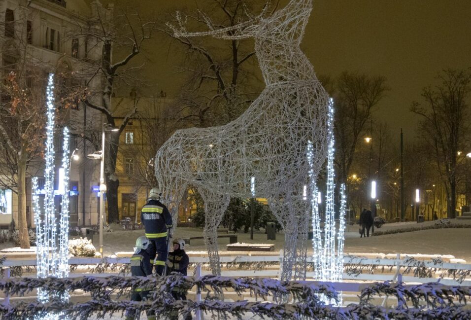 Kigyulladt a Dugonics téri fényszarvas Szegeden