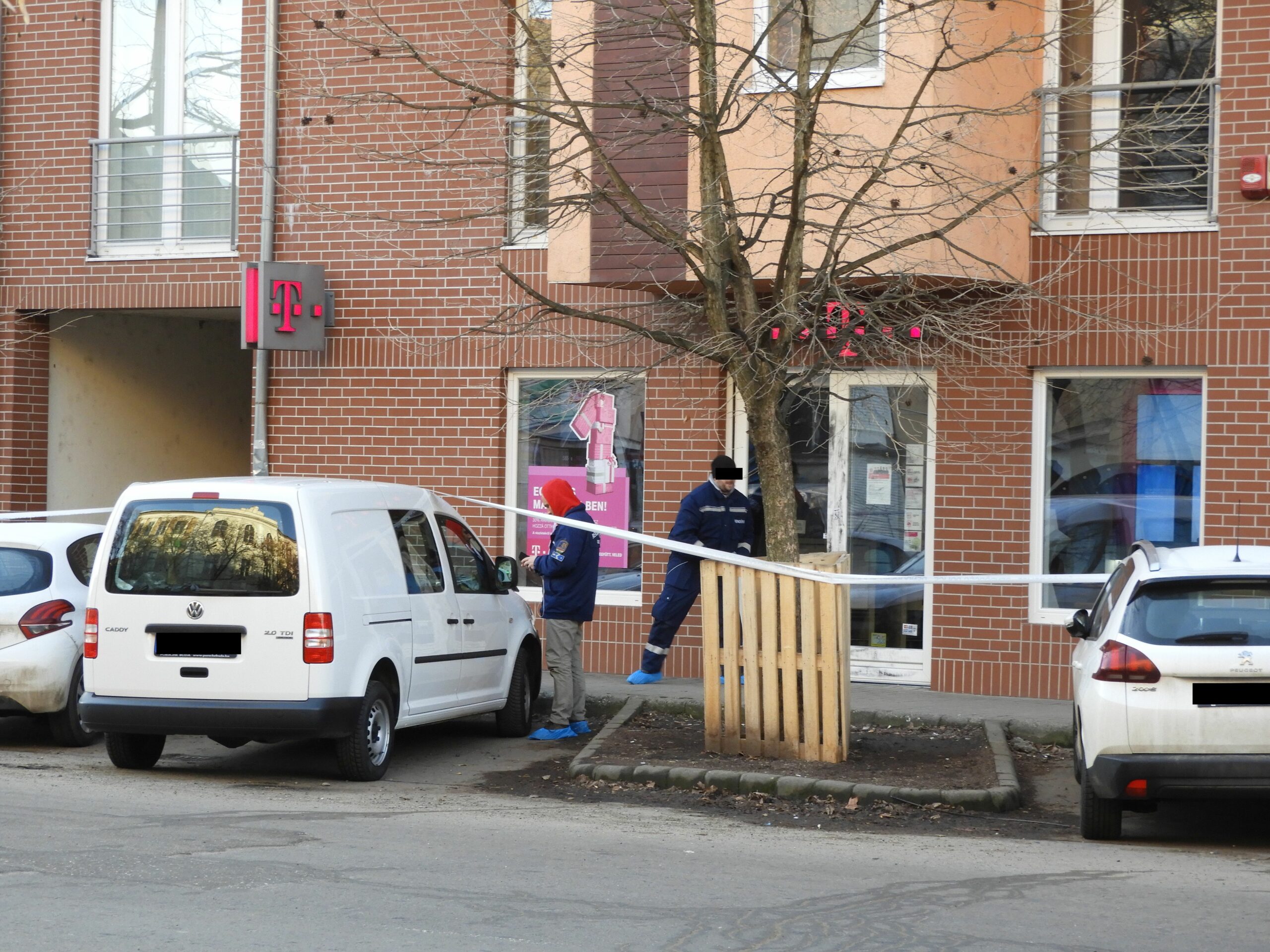 Rendőrök vonultak ki a Telekom vásárhelyi üzletéhez! 1
