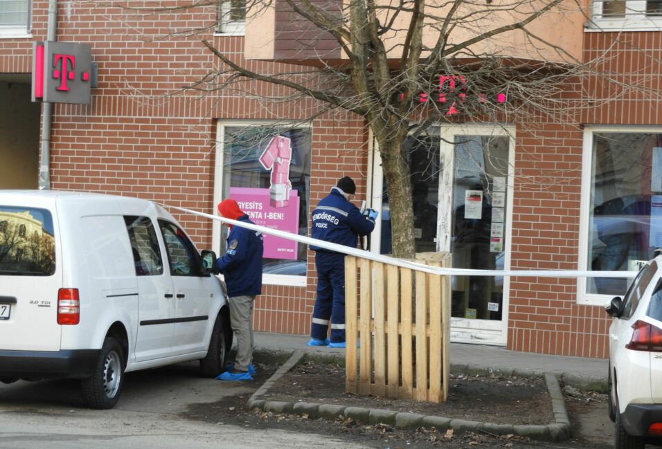 Rendőrök vonultak ki a Telekom vásárhelyi üzletéhez! 2
