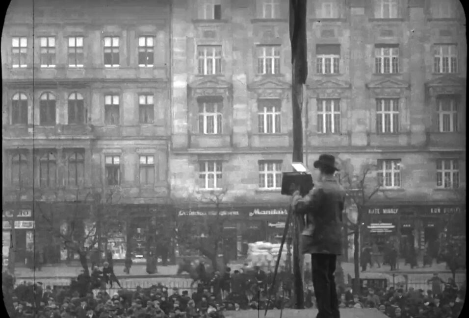 Sosem látott képsorok kerültek elő Ady Endre temetéséről 1