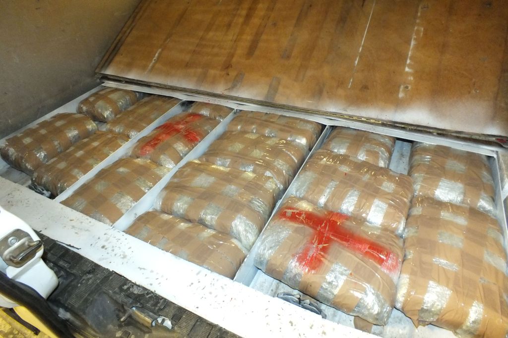 Több mint 75 kilogramm kábítószert találtak egy autóban a pénzügyőrök Röszkénél 1