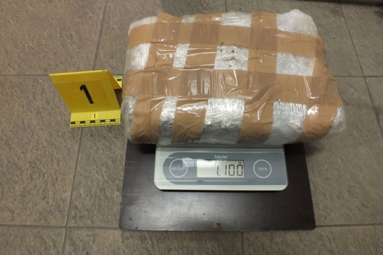 Több mint 75 kilogramm kábítószert találtak egy autóban a pénzügyőrök Röszkénél 4