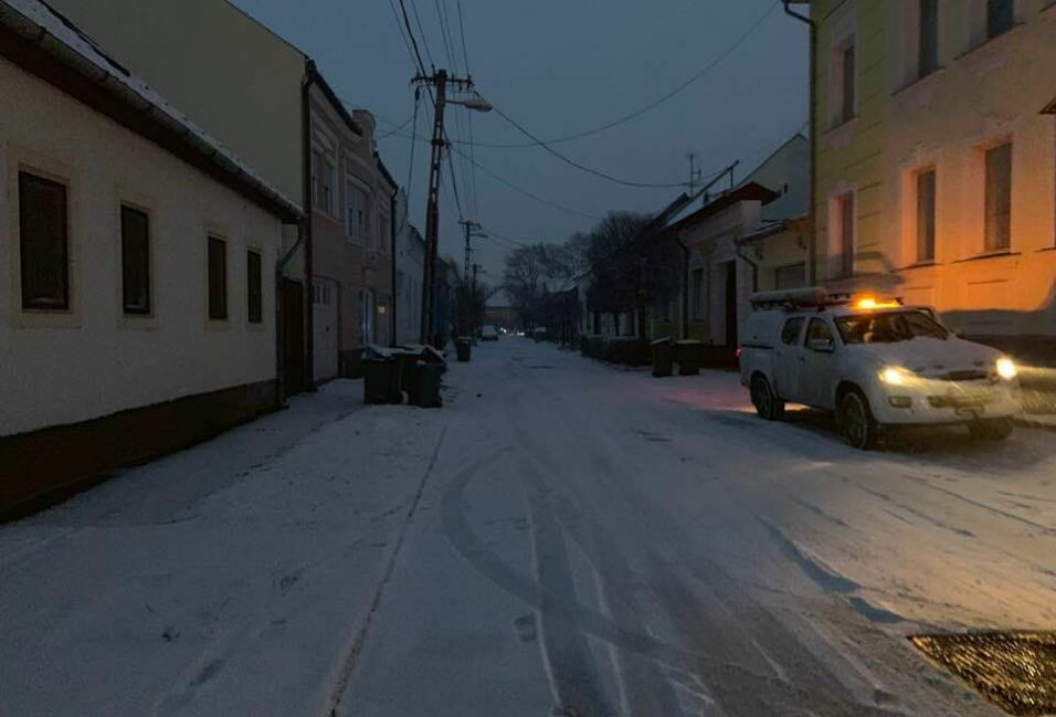 Villanyoszlopnak ütközött egy személyautó a Lánc utcán