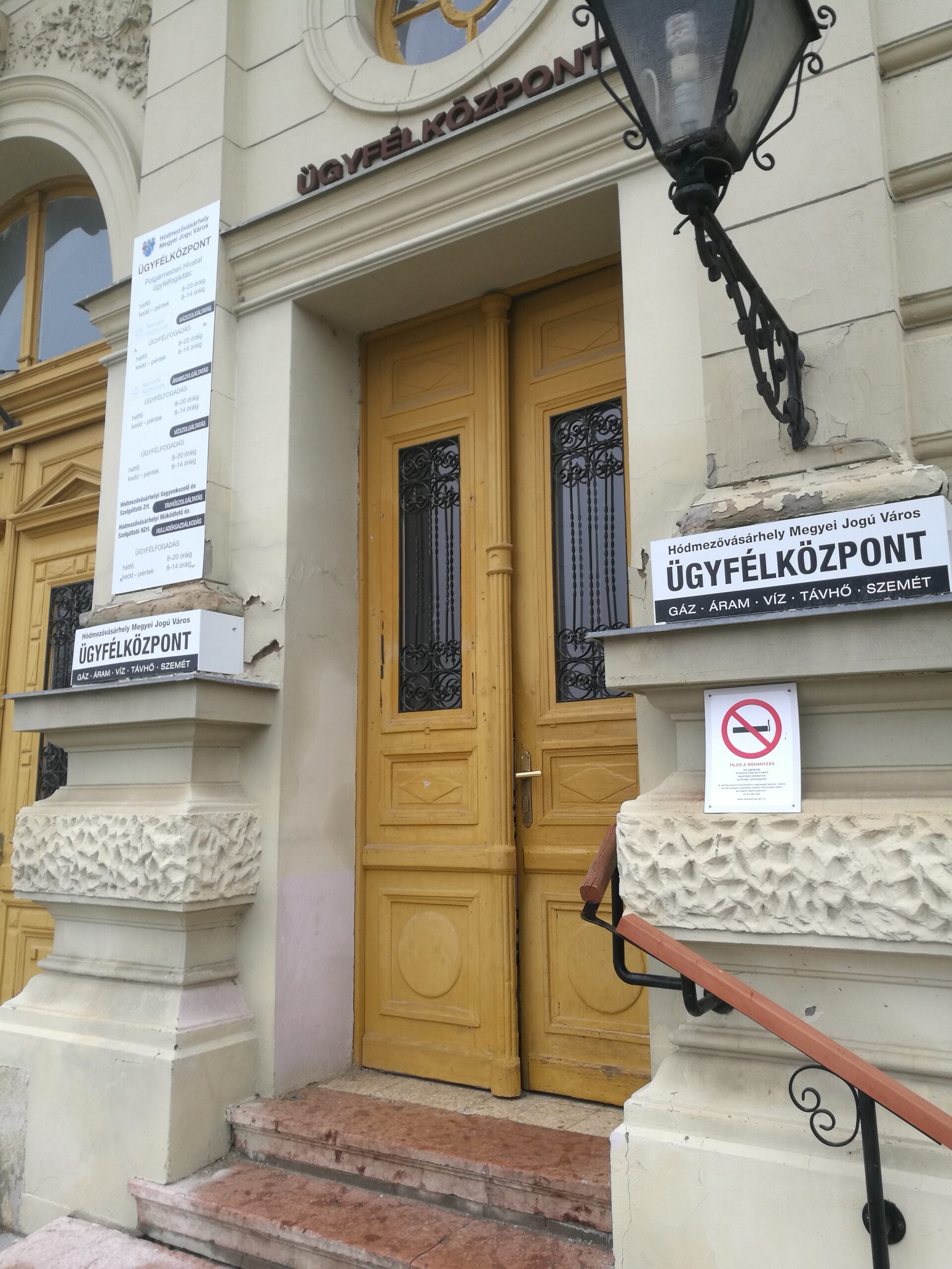 Visszatért a kilincs a hivatali ajtóra