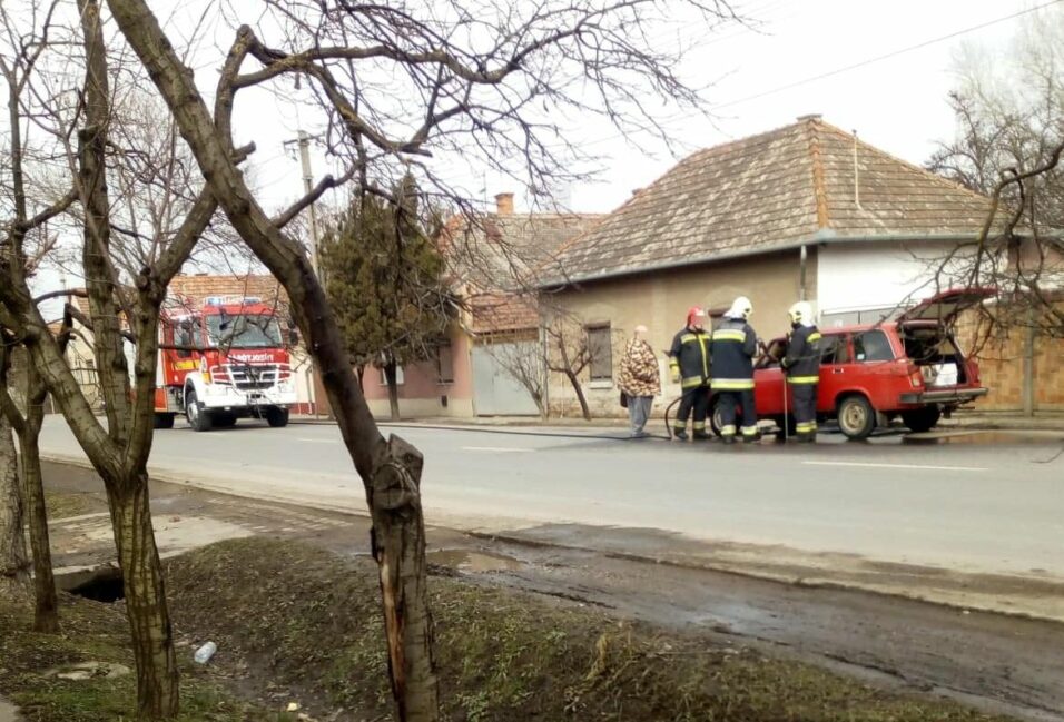 Autó gyulladt ki a Makói országúton