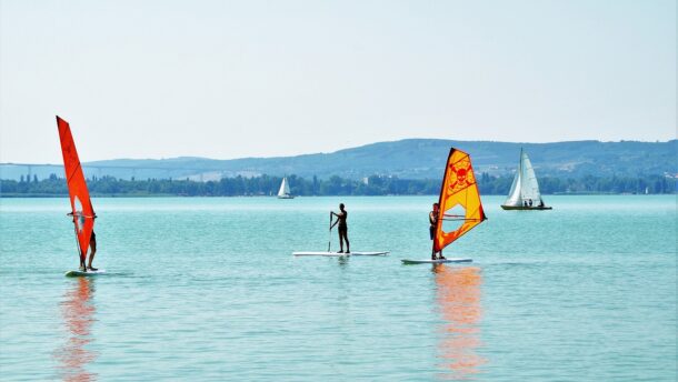 Levegőbe nyúló üvegkilátó épül a Balatonnál