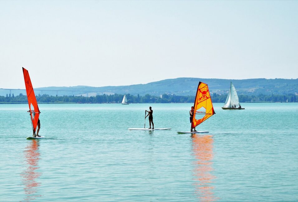 Levegőbe nyúló üvegkilátó épül a Balatonnál