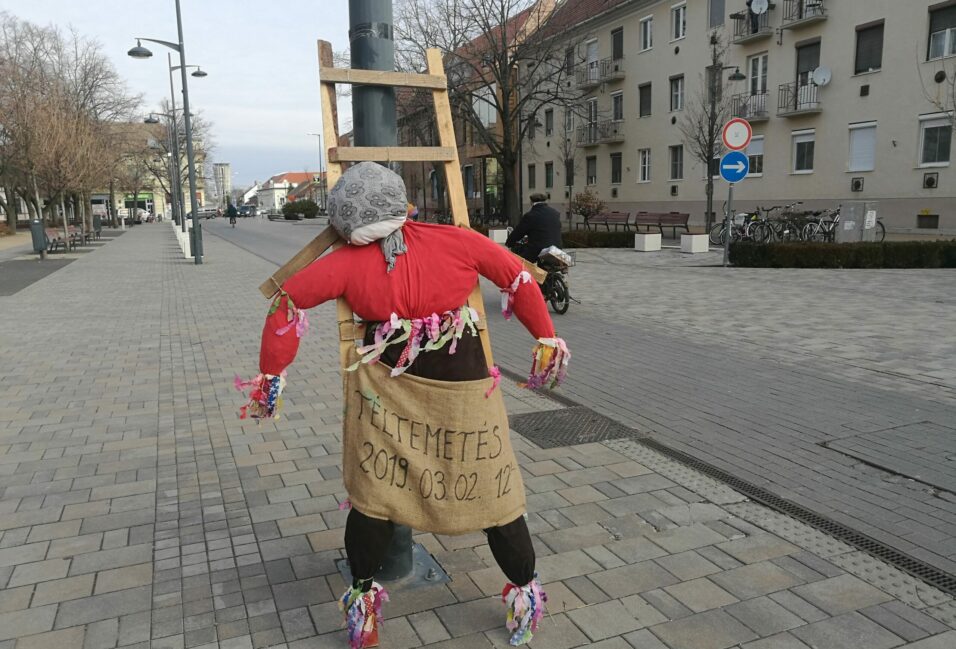 Már várja a vesztét a Bessenyei előtt az idei kiszebáb 2