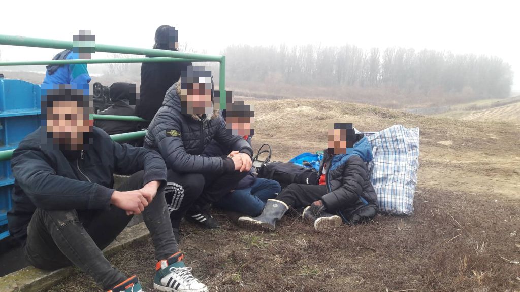 Nyolc illegális migránst fogtak el a rendőrök Röszkénél 1