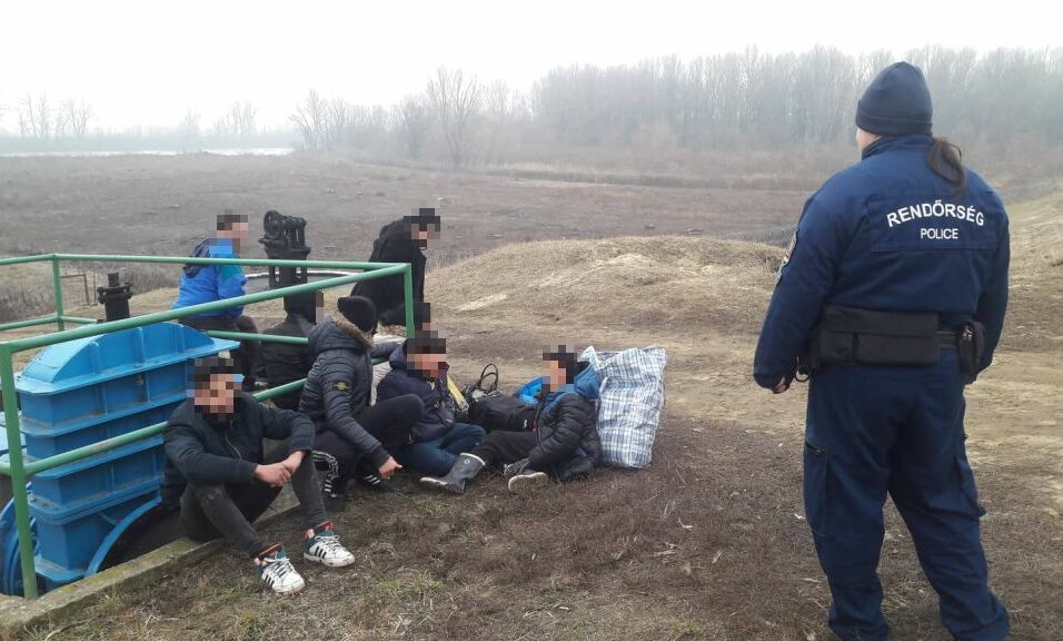 Nyolc illegális migránst fogtak el a rendőrök Röszkénél 2