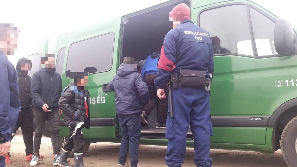 Nyolc illegális migránst fogtak el a rendőrök Röszkénél