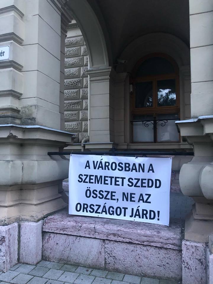 Sokatmondó molinót helyeztek a vásárhelyi városháza árkádjára 1