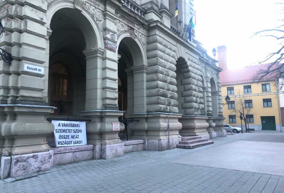 Sokatmondó molinót helyeztek a vásárhelyi városháza árkádjára