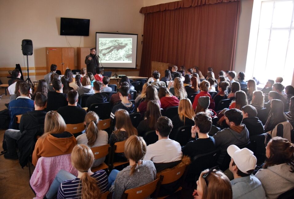 Szentesi diákoknak tartott a kommunizmus áldozatairól előadást az Emlékpont vezetője 8