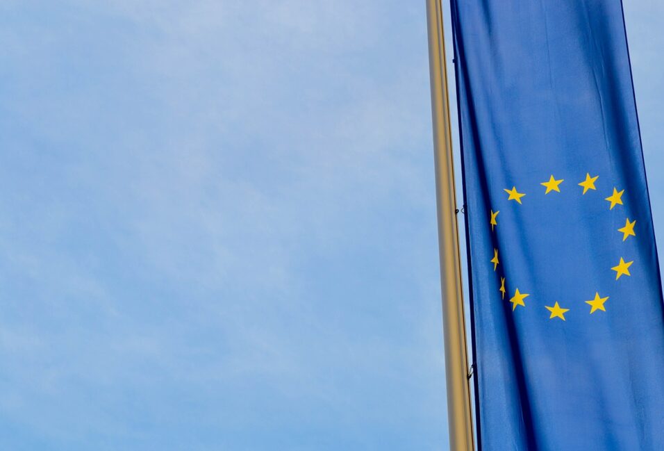Több tízmilliárd forintot költ migránskártyákra az EU