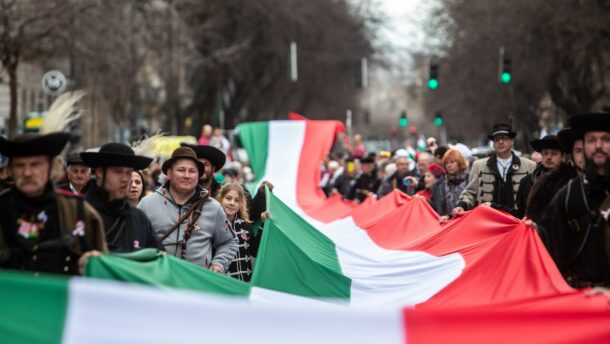 Drónfelvétel készült a rekordhosszúságú magyar zászló kifeszítéséről - videó