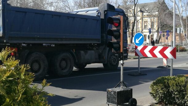 Ismét lámpa irányítja a forgalmat az Ady-körforgalomnál