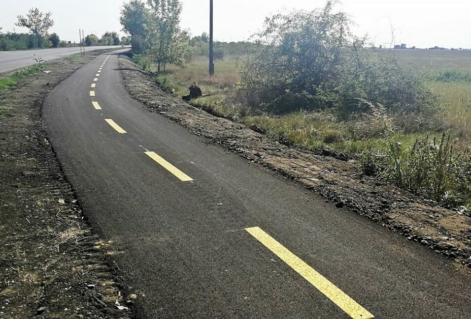 Kiépült a kerékpárút Vásárhely és Maroslele között. Megújult a vásárhelyi Hősök tere 1