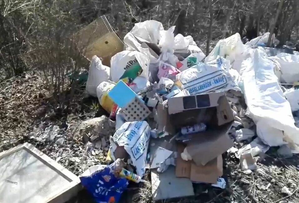Megint nagy mennyiségű szemetet talált a Rárósi úton Benkő Zsolt