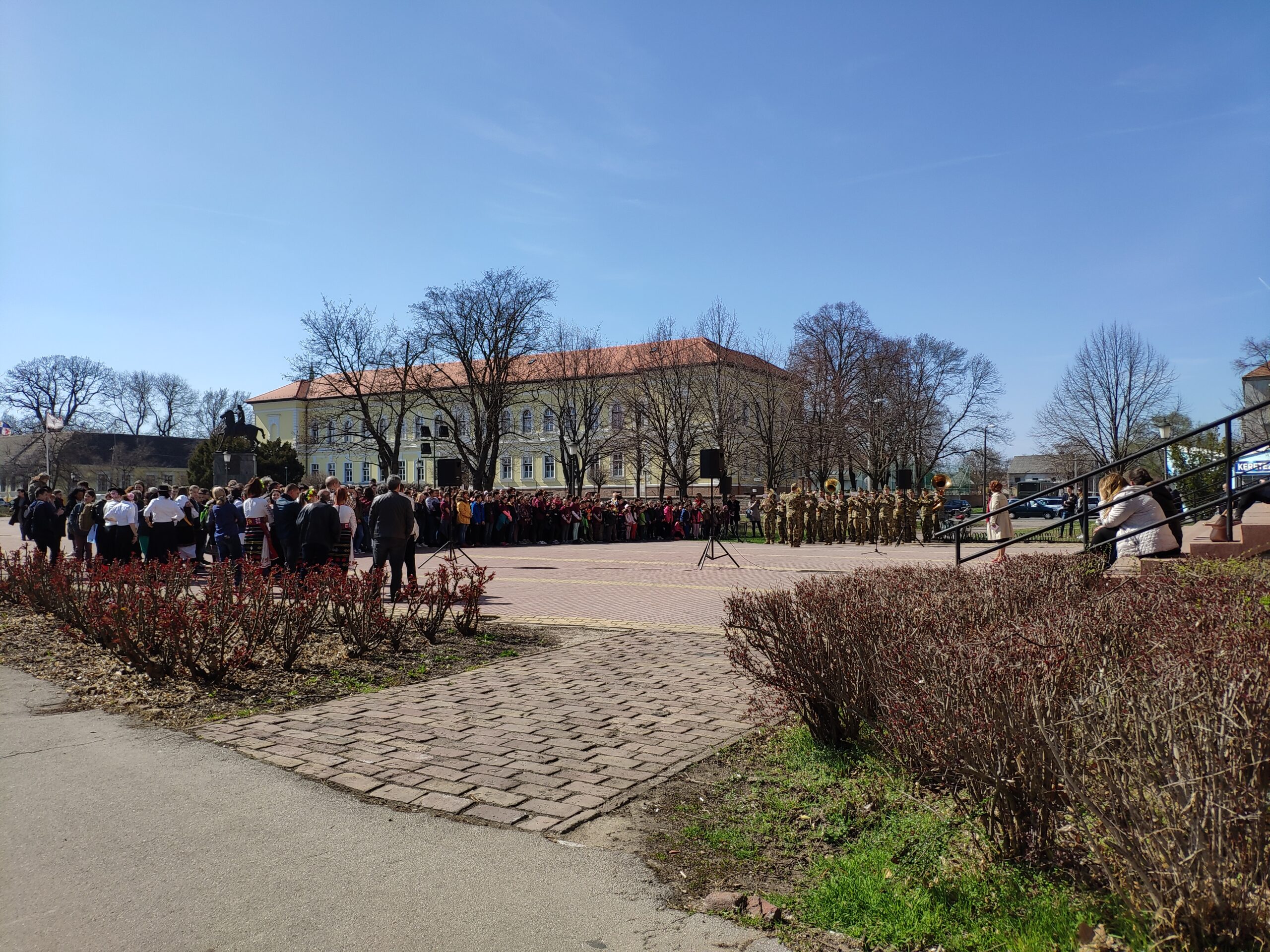 Öt nemzet mutatta be a tánchagyományait a Szent István téren 10