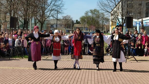 Öt nemzet mutatta be a tánchagyományait a Szent István téren 13