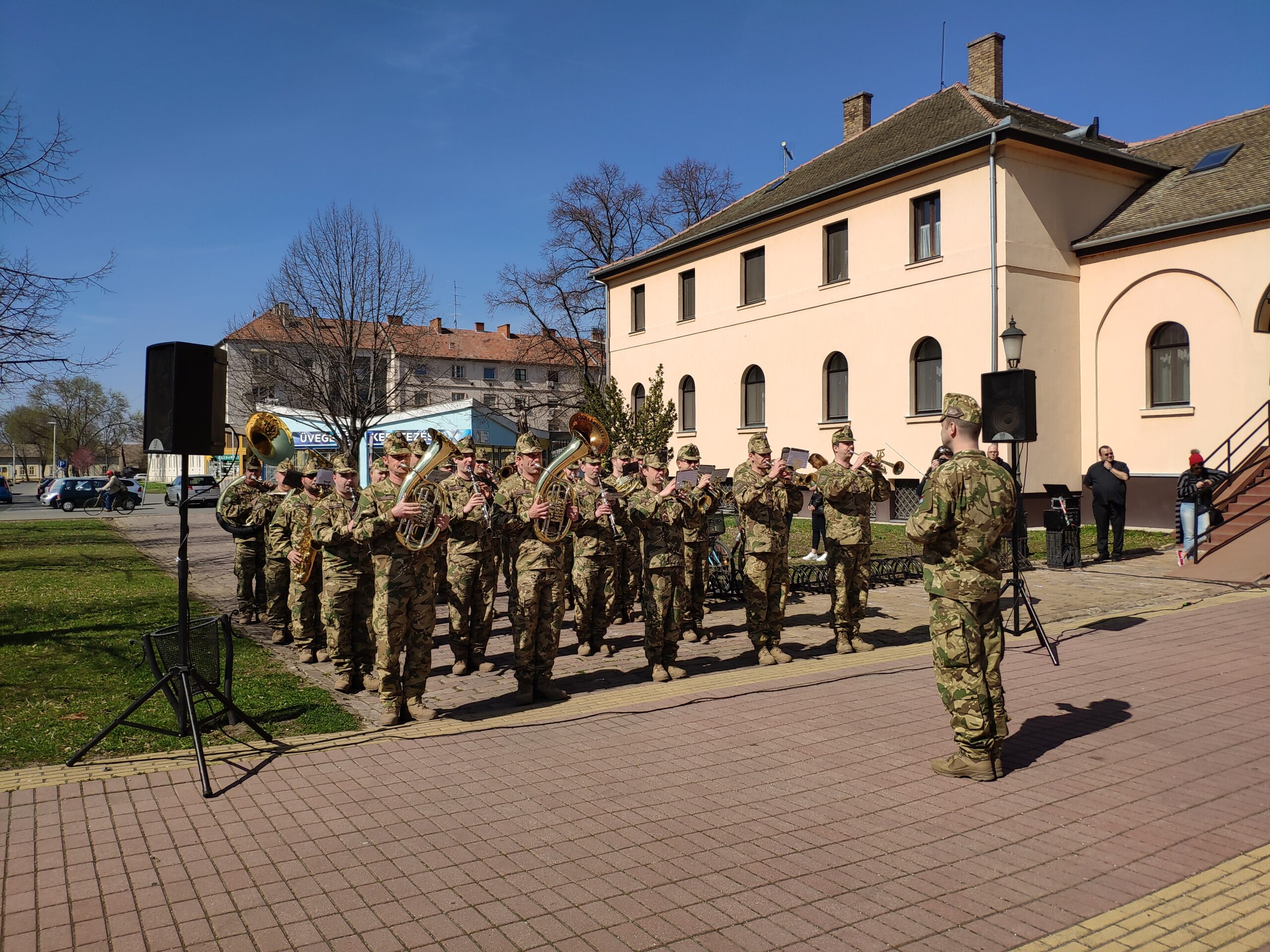 Öt nemzet mutatta be a tánchagyományait a Szent István téren 4