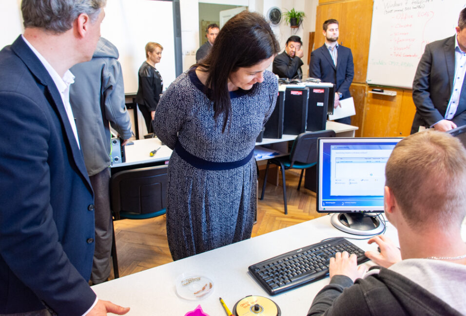 Számítástechnikai eszközökkel segít a megyei kormányhivatal