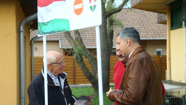 A Béke-telepen gyűjtött aláírást Lázár János 1