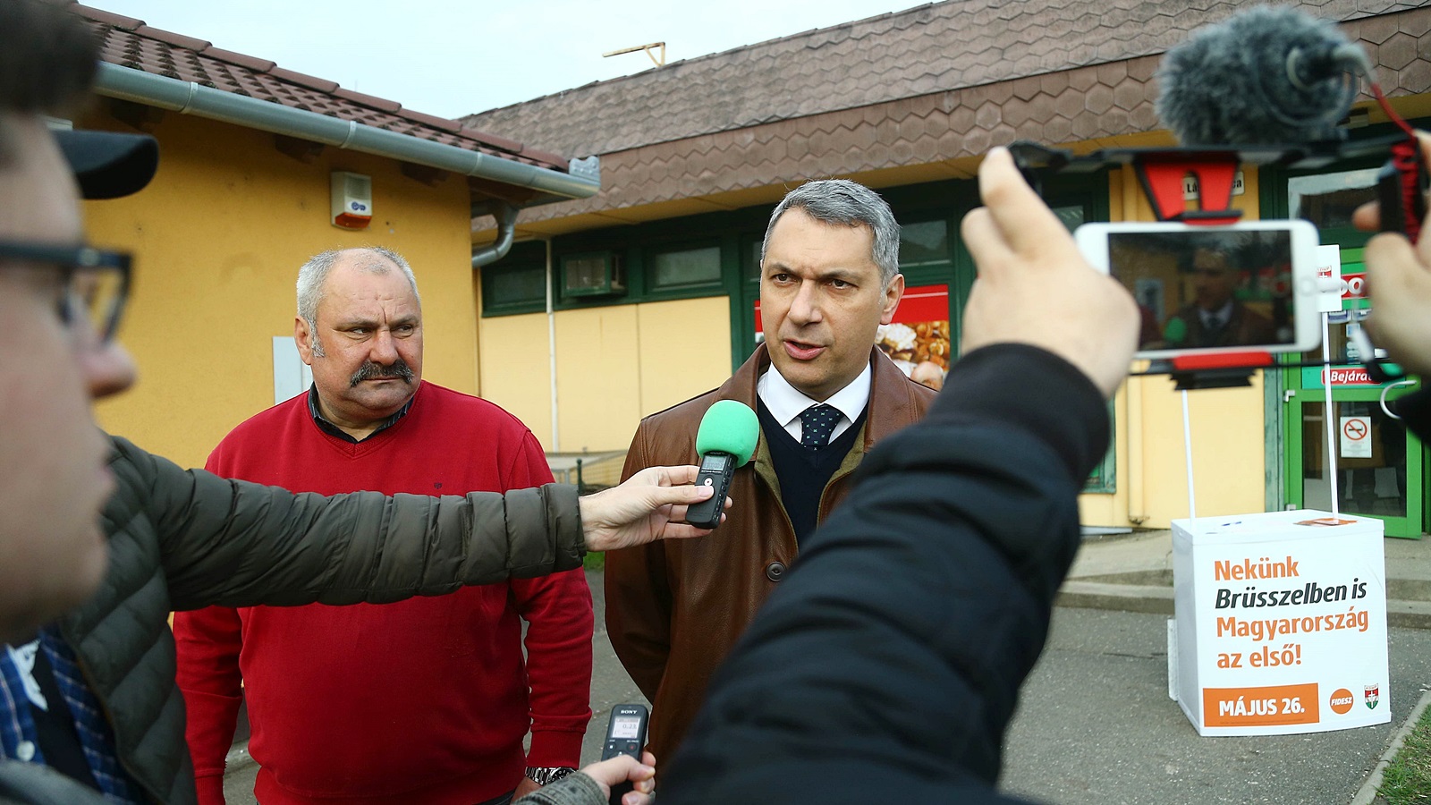 A Béke-telepen gyűjtött aláírást Lázár János 3