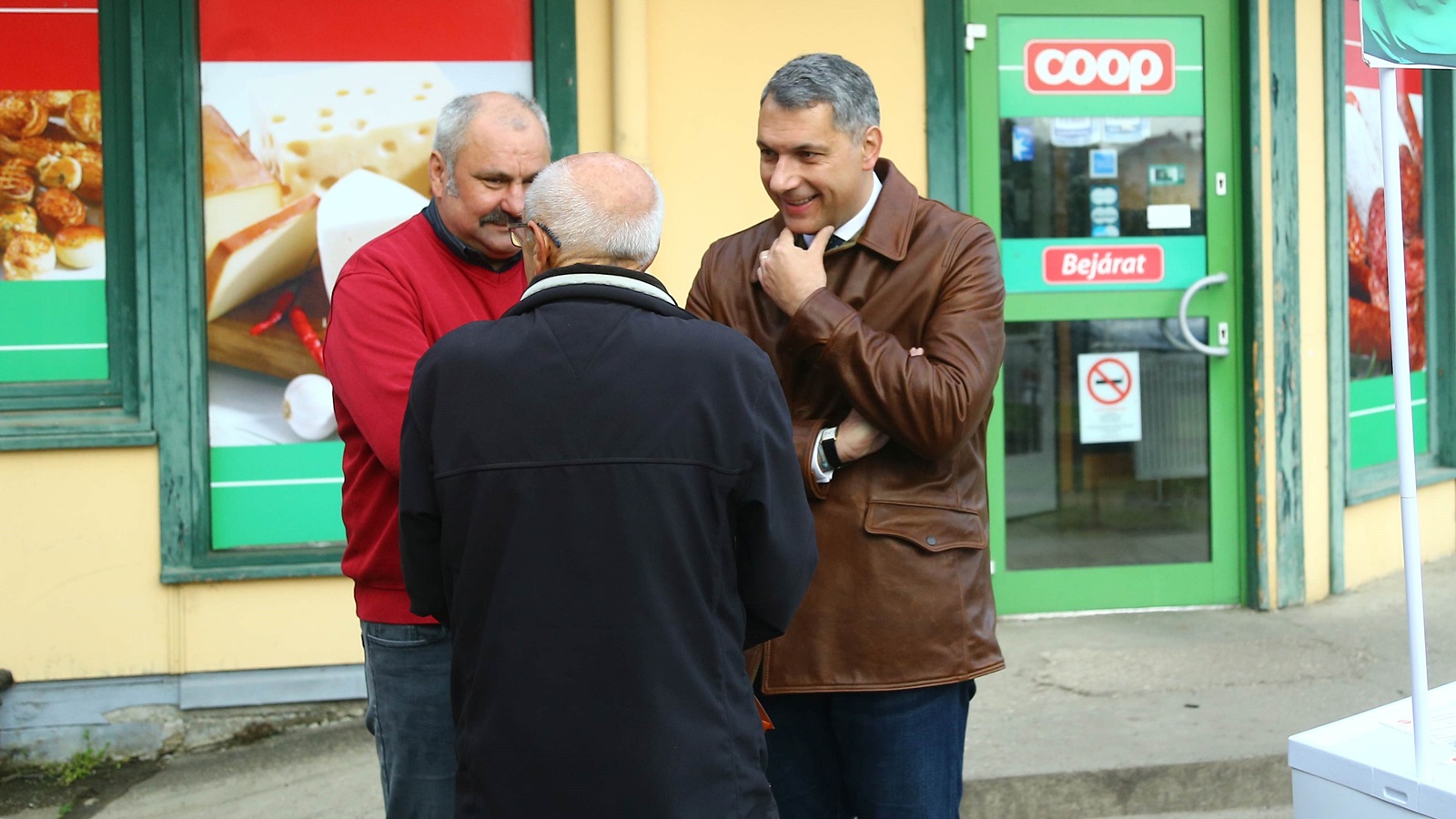 A Béke-telepen gyűjtött aláírást Lázár János