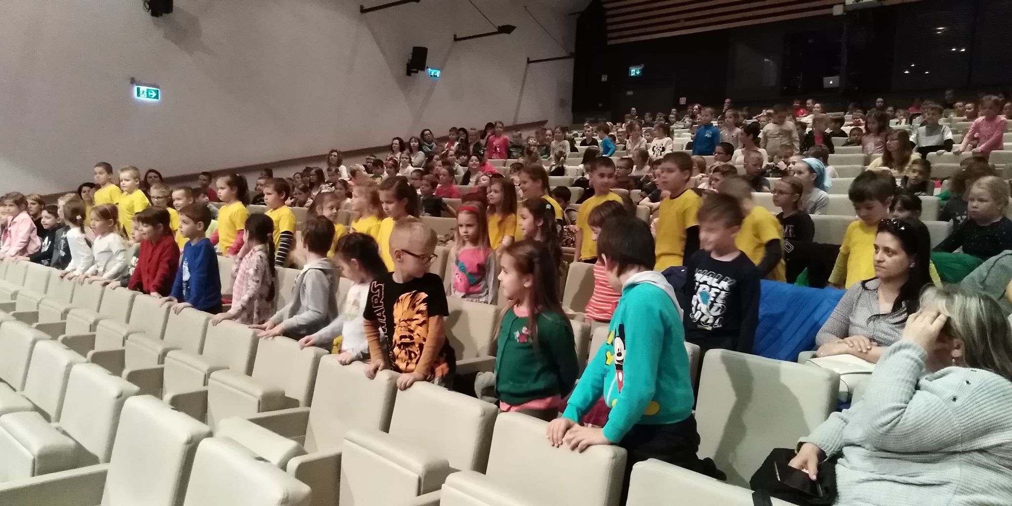 A Péczely diákjaitól harsogott ma a Bessenyei 8