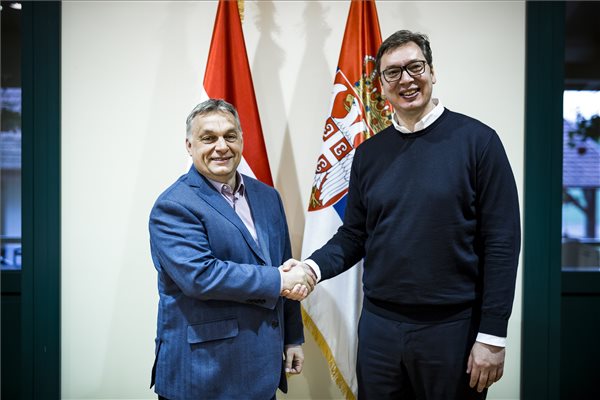 Az alföldi közlekedési beruházásokról is tárgyal Szerbiában Orbán Viktor