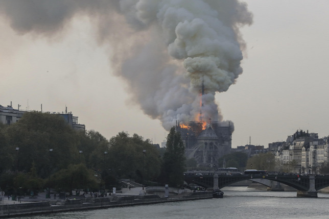 Ég a párizsi Notre-Dame székesegyház - videó